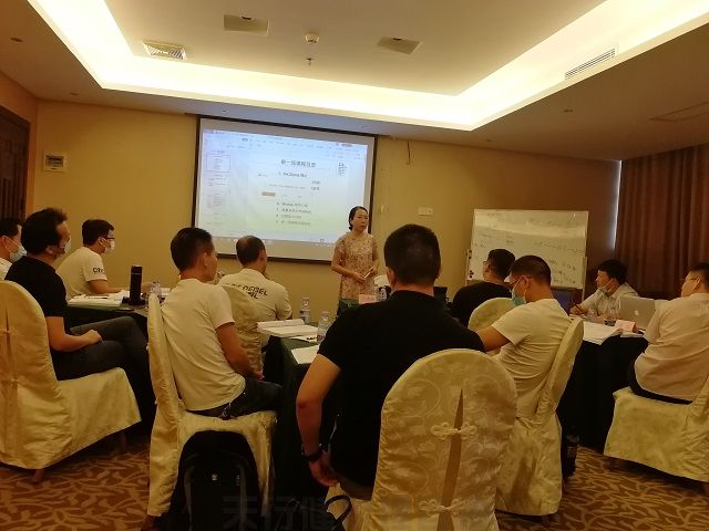 王老師在給六西格瑪綠帶實戰(zhàn)研修班學(xué)員講解知識點 賀天行健200617期《六西格瑪綠帶實戰(zhàn)研修班》圓滿落幕(圖2)